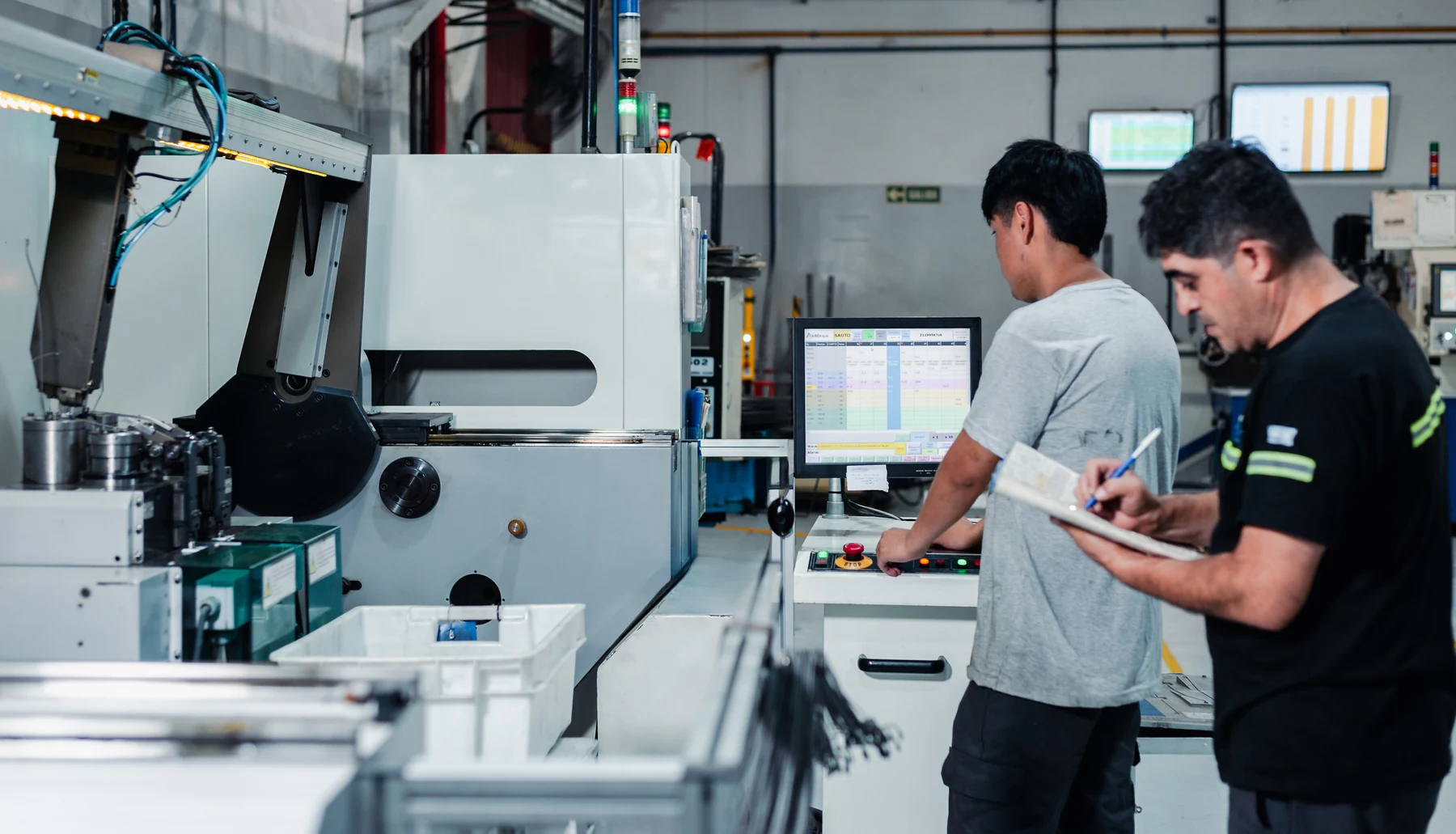 People working at ETAR’s industrial facility