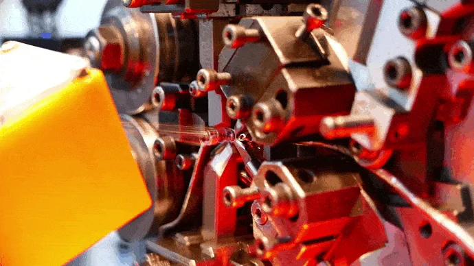 Máquina conformando molas durante o processo de fabricação