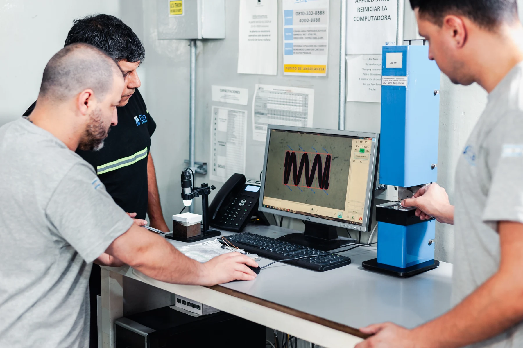 Equipo de ETAR trabajando ante medios de inspección